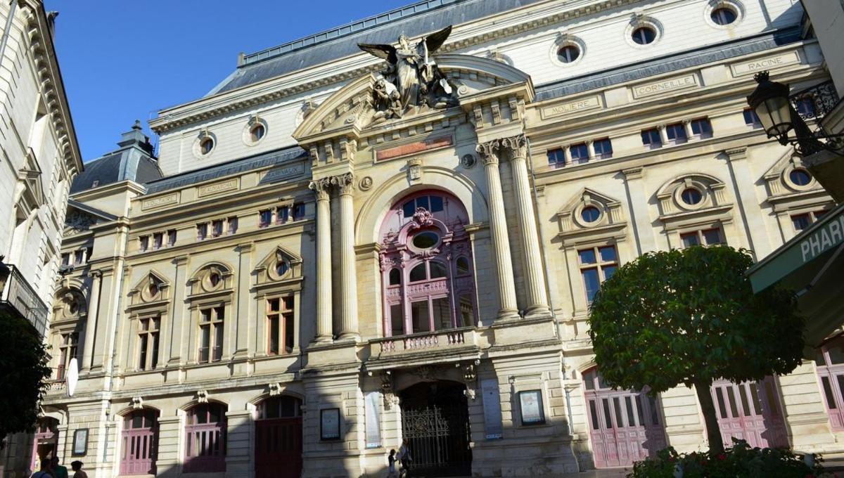 Cygne Jaune - Opera / Cathedrale Tours Exterior photo